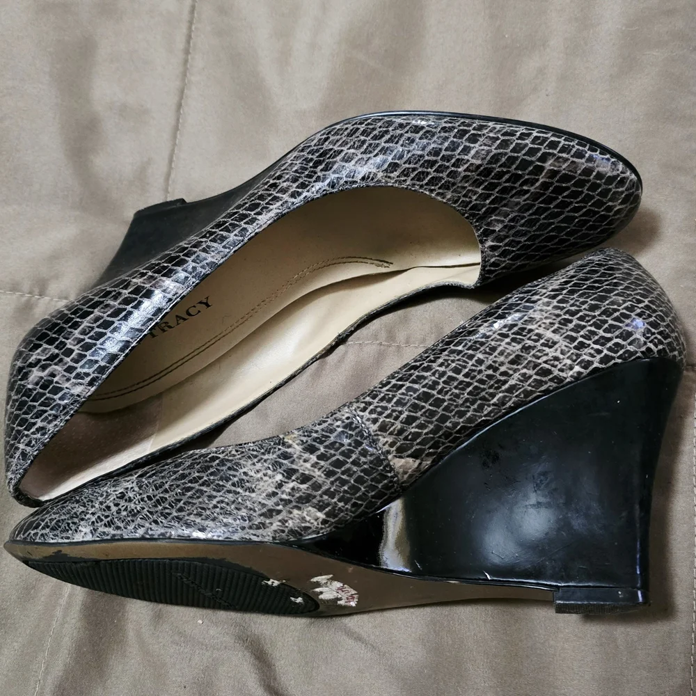Ellen Tracy Women's Black Snakeskin Pumps